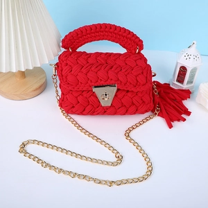 Sac bandoulière tissé rouge pour femme avec chaîne dorée et charm de gland élégant.