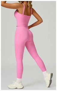 Vue latérale détaillée du legging de yoga rose à taille haute avec poches latérales