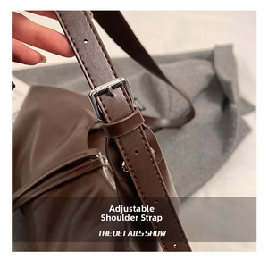 Detail shot of the adjustable shoulder strap with silver buckle on the vintage hobo bag