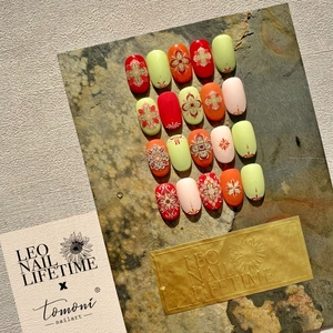 Detaillierte Relief-Blumennagelaufkleber mit Boho-Mustern auf Stein-Display