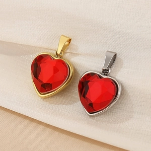 Nahaufnahme herzförmiger Zirkonia-Anhänger in Gold und Silber für DIY-Schmuck