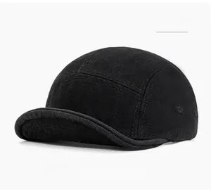 Détail de la casquette 5-panel en coton à visière souple avec œillets d'aération
