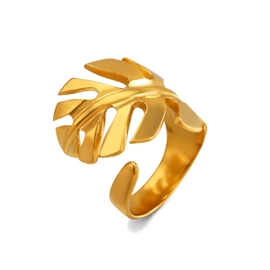 Offener 18K vergoldeter Edelstahlring mit Monstera-Blatt Design auf weißem Grund