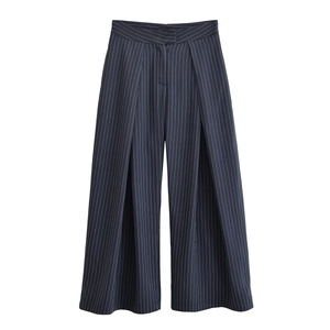 Pantalon large à taille haute bleu marine à rayures blanches sur fond blanc