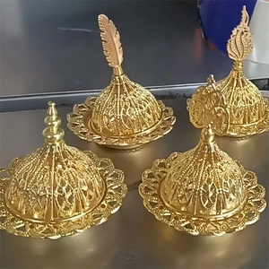 Détail de quatre encensoirs en métal doré avec motifs ajourés de style oriental