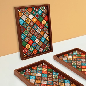 Detailliertes Set aus drei Holztabletts mit böhmischen Mandala-Mustern und braunem Rahmen