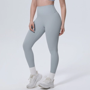 Detailansicht der High-Waist Fitness-Leggings in Hellgraublau mit elastischem Stoff