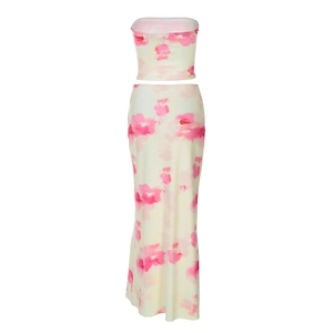 Détail de l'ensemble haut bustier à fleurs roses et jupe longue ajustée sur fond blanc