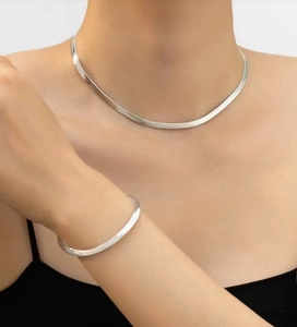 Minimalistisches Schlangenketten-Set aus Silber mit Halskette und Armband am Model