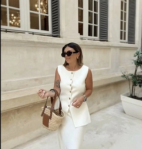 Photo street style de l'ensemble gilet tricoté sans manches blanc et jupe assortie