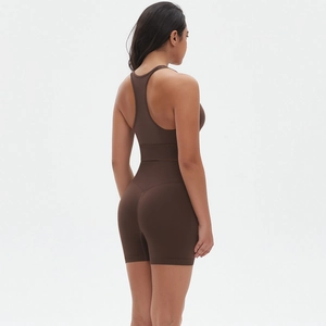 Dettaglio del reggiseno sportivo incrociato e pantaloncini a vita alta in tessuto marrone