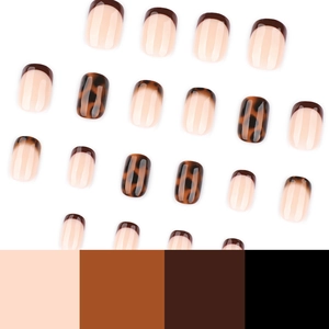 Faux ongles carrés courts avec french manucure et motif écaille de tortue brun