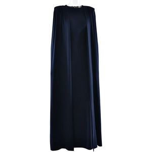 Dettaglio dell'abito da sera blu scuro con elegante mantella a pieghe e tessuto drappeggiato