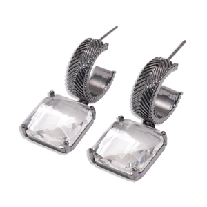 Geometrische quadratische Glas-Ohrhänger mit strukturiertem C-Metall und schwarzem Finish