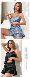 Détail du pyjama en satin avec haut à bretelles et short à volants en gris et noir