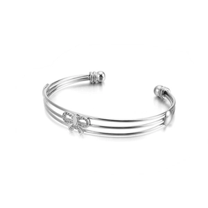 Bracelet ouvert multicouche argenté minimaliste avec motif papillon en strass brillant