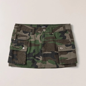 Detailansicht des Wüsten-Camo-Utility-Rocks mit großen Taschen und Metallnieten