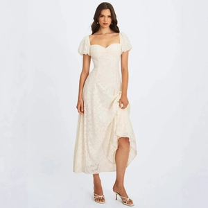 Robe midi élégante en dentelle blanche avec manches bouffantes et col en cœur