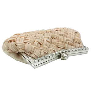 Detail der beige gewebten Abendtasche mit Silberrahmen und Verschluss mit Strasssteinen