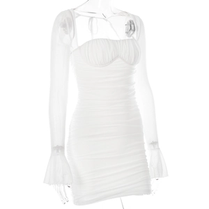 Detailansicht weißer Netzärmel mit Rüschen an einem figurbetonten Kleid mit hoher Taille