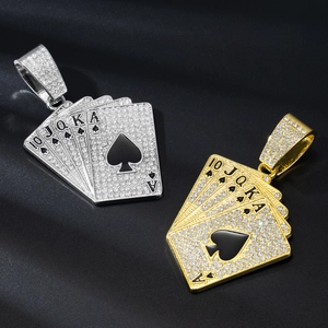 Detailoverzicht van hiphop pokerhangers in goud en zilver met glimmende zirkonia