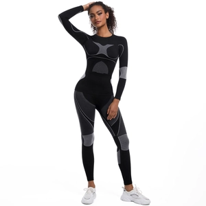 Détail de l'ensemble de sport sans couture avec motifs géométriques gris sur tissu noir