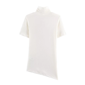 Détail d'un haut blanc à manches courtes et col montant avec ourlet asymétrique