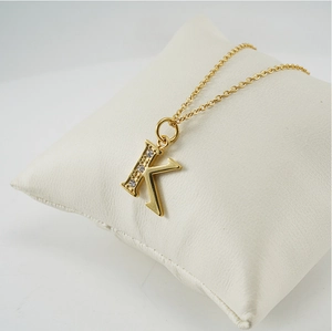 Détail du pendentif lettre K plaqué or 18 carats avec cristaux scintillants fins