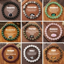 Overzicht van negen natuurlijke kristallen armbanden met bijpassende ruwe stenen in diverse kleuren