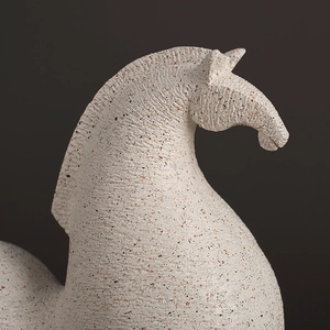 Modern abstract hars paardenhoofd beeldhouwwerk met crème textuur voor kantoordecoratie
