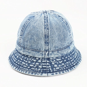 Vue détaillée d'un chapeau bob en denim bleu clair avec fini délavé et bord surpiqué