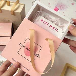 Coffret cadeau à tiroir rose avec poignée en soie et sac de transport Kiss Kiss Nails assorti