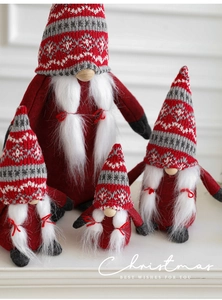 Série détaillée de gnomes de Noël tricotés en tailles variées avec barbes en peluche