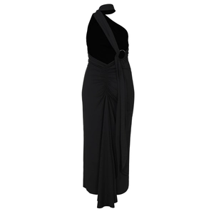 Détail d'une robe noire dos nu élégante montrant le drapé plissé et le design asymétrique