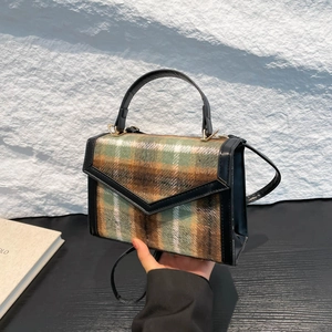 Retro-Karo-Umhängetasche mit grünem Muster und schwarzen Lederdetails für Damen
