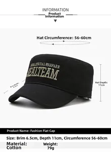Detailansicht der Baumwoll-Flat-Cap mit Marine-Stickerei und Größenangaben