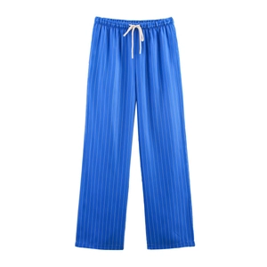 Détail du pantalon de pyjama à rayures bleues, jambes larges, cordon blanc et tissu doux