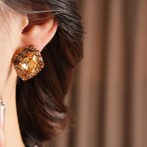 Vue macro de boucles d'oreilles vintage avec cristal champagne et base dorée