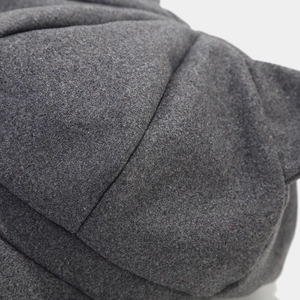Détail macro du tissu en laine gris foncé et des coutures d'une casquette rétro