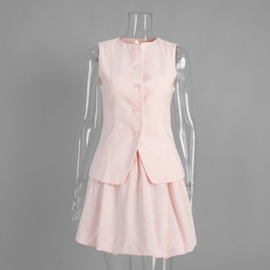Détail de l'ensemble gilet sans manches rose clair et jupe plissée sur mannequin transparent