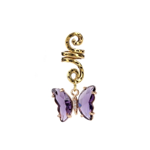 Détail de l'anneau spiralé doré avec pendentif papillon en verre violet facetté