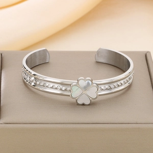 Détail macro du bracelet trèfle en argent avec pétales en nacre et strass brillants