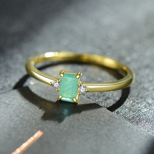 Bague en argent S925 doré avec tourmaline verte rectangulaire et pierres latérales