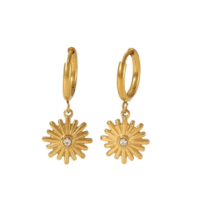 Close-up of 18K gold-plated daisy earrings featuring a sparkling central zircon stone