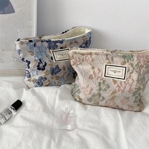 Gros plan détaillé du tissu jacquard à fleurs français pour trousses de maquillage