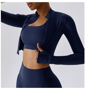 Dettaglio del set yoga blu scuro con giacca a maniche lunghe e colletto con zip