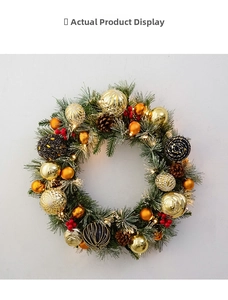 Detail van 45cm kerstkrans met LED-verlichting, dennenappels en rode bessen versiering