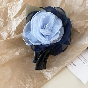 Détail de la pince à cheveux rose 3D en dentelle bleue avec pétales en maille double