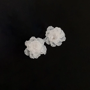 Elegante weiße Acryl-Blumenohrringe mit mattierten Blütenblättern und Glitzerelementen