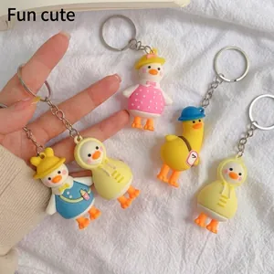 Vue détaillée de cinq porte-clés canard mignon en PVC avec diverses tenues colorées